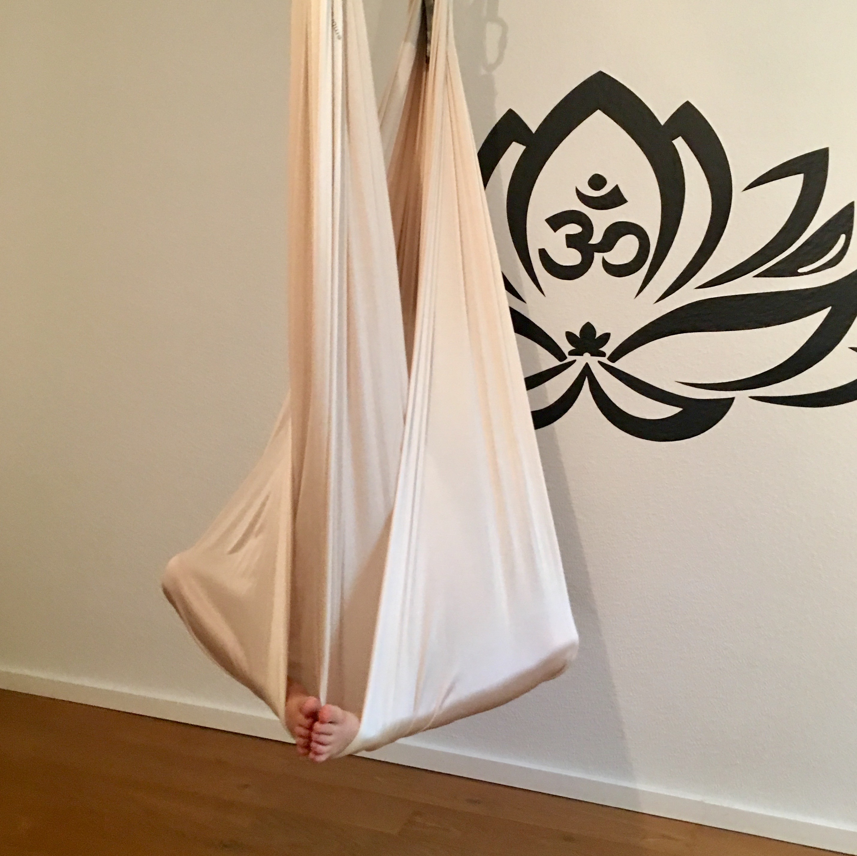 Yoga-Tuch hängt im Studio